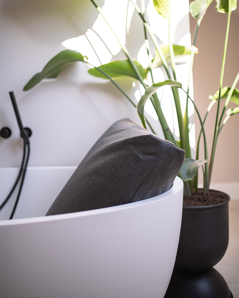 Nahaufnahme eines Anthrazit Badesofa Rückenkissen (Size Large) in einer freistehenden Badewanne.