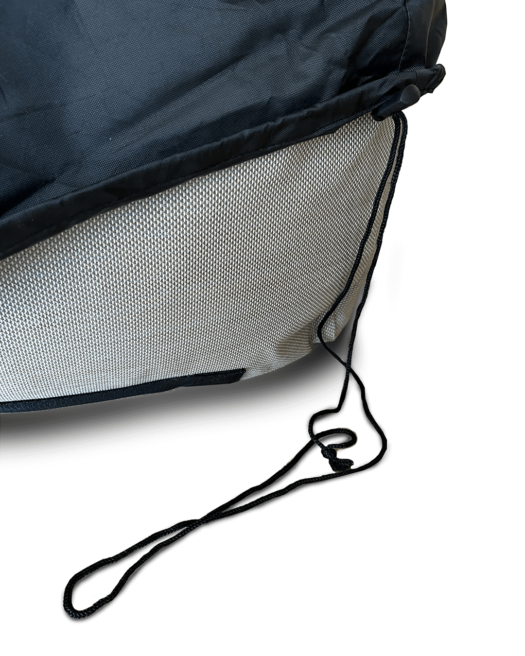 Detailaufnahme über die Zugbänder am unteren Rand der Abdeckung.