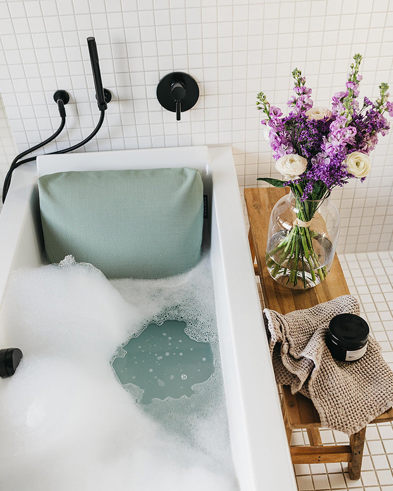 Grünes Badesofa Rückenkissen (Size Medium) in einer Badewanne, mit eckiger Innenform. 