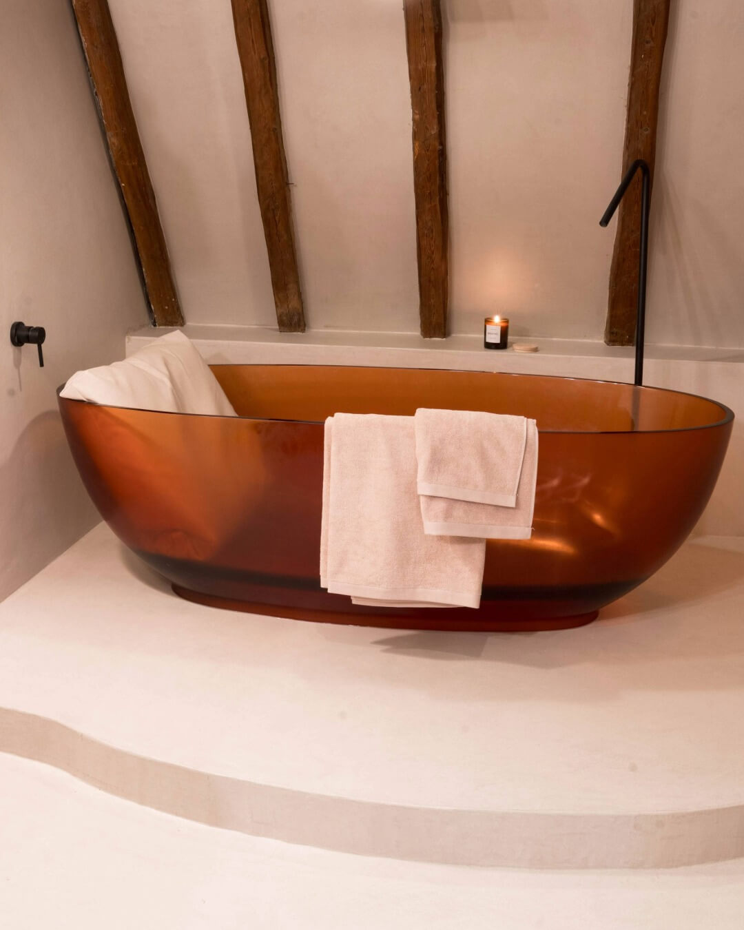 Badesofa Rückenkissen in Größe Medium in freistehender, großer Badewanne  $ Freistehende Badewanne | Size Medium | Perlmutt