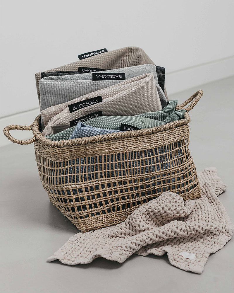 Wechselbezüge in allen sechs Farben dekorativ in einem Weidenkorb arrangiert.