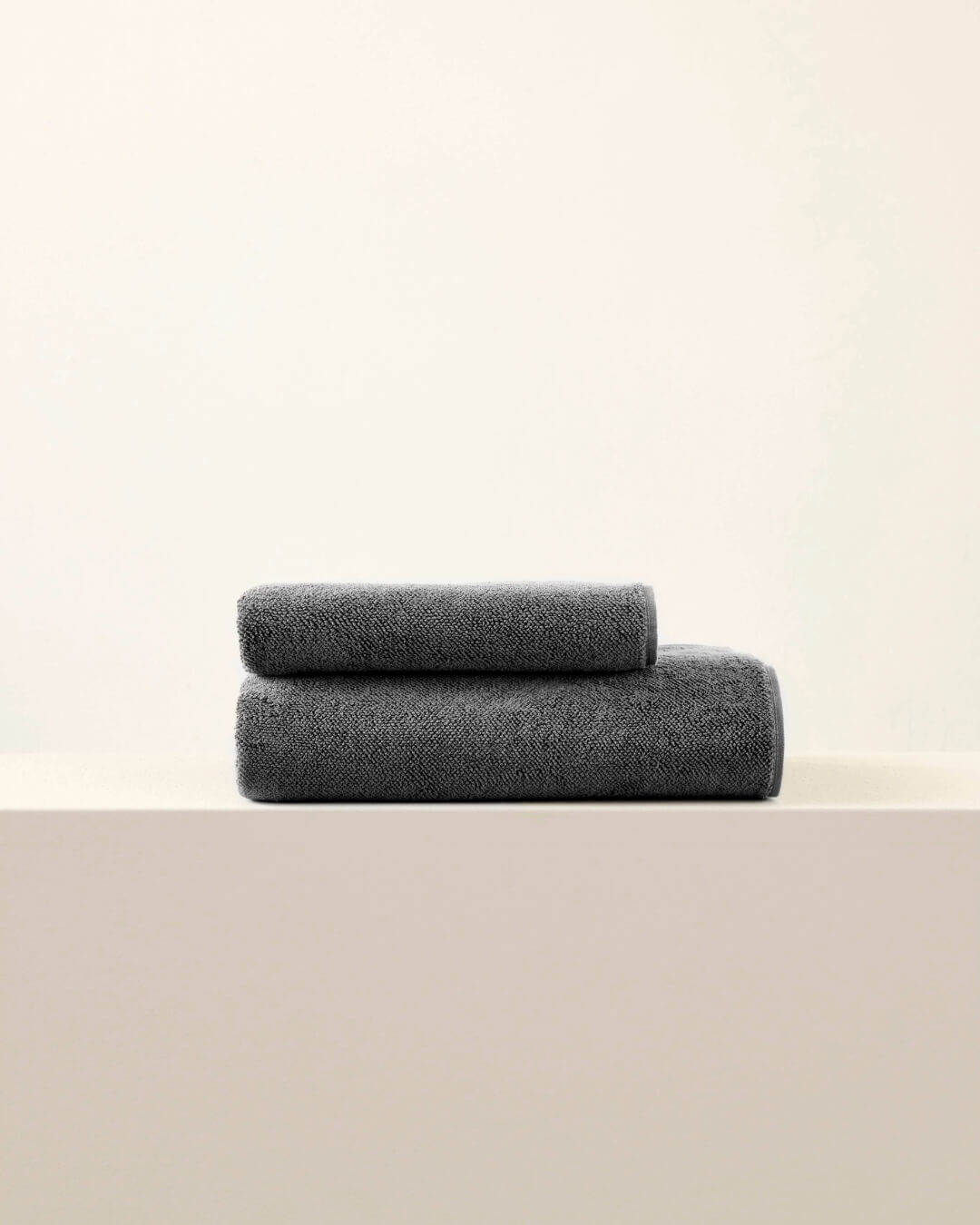Stapel aus zwei Handtüchern in Grau 