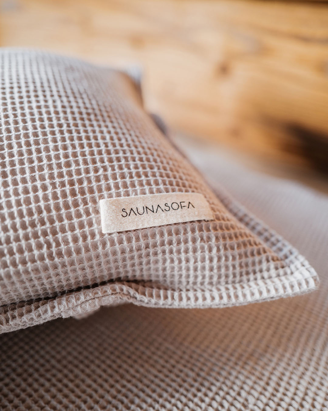 Detailaufnahme der Waffelpiqué Struktur eines Saunakopfkissens.