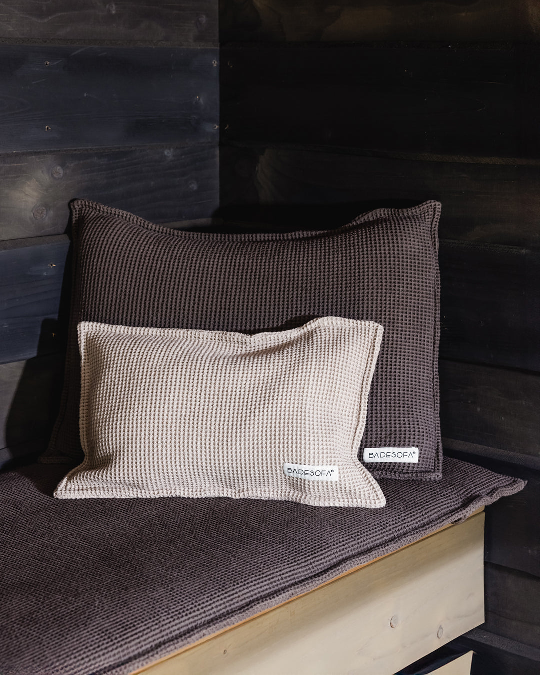 Kleines dekoratives Kopfkissen für die Sauna mit Füllung aus Zirbenspänen liegt in der Sauna, angelehnt an ein Saunakissen (in  Taupr) 