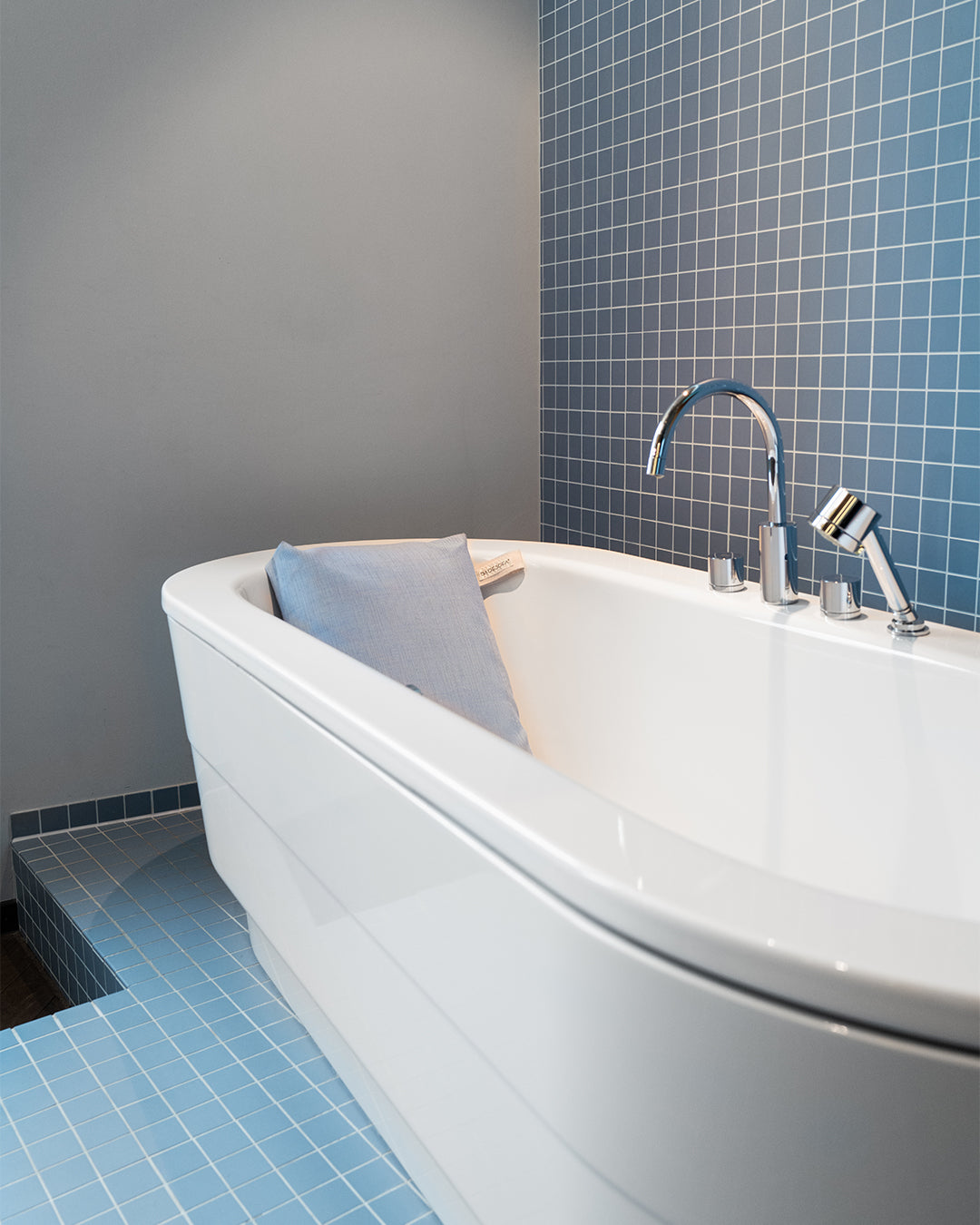 Schmale Standardbadewanne mit Badesofa Rückenkissen lim in Sky oder Hellblau.