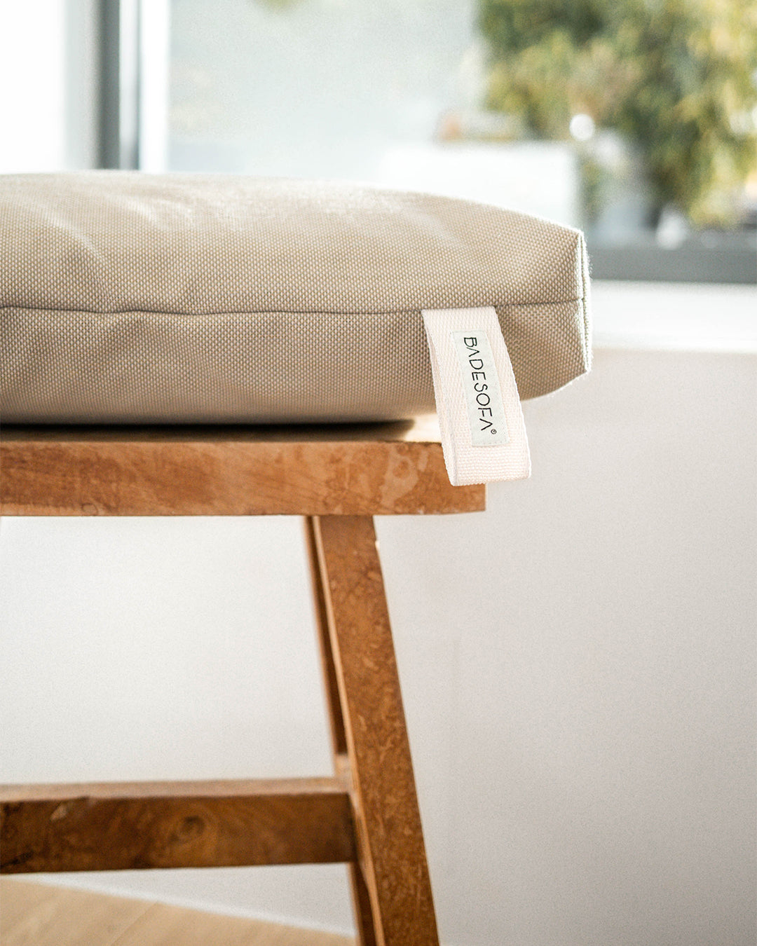 Nahaufnahme eines Badesofa Sitzkissens in Beige.